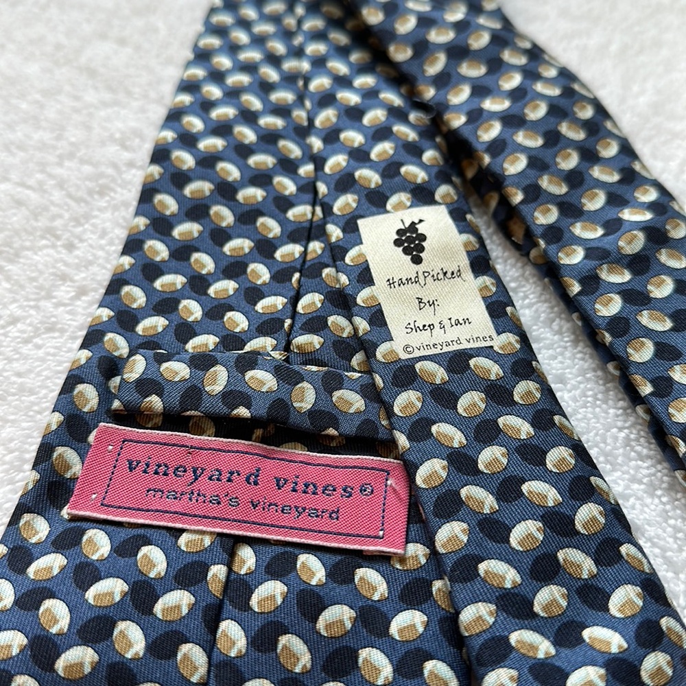 VINEYARD VINES football tie